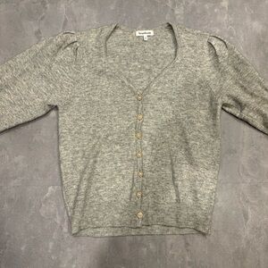 HEARTLOOM Grey Cardigan V Neck Size Medium‎